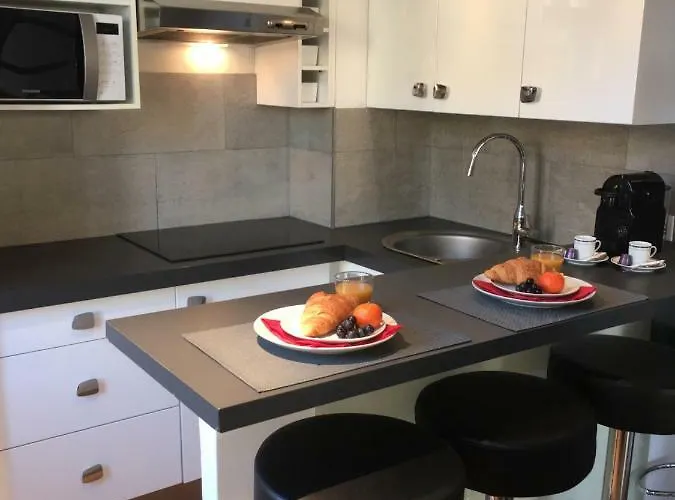 Apartment Charme Mediterraneen Votre Pied A Terre Au Coeur Du Port De Nice